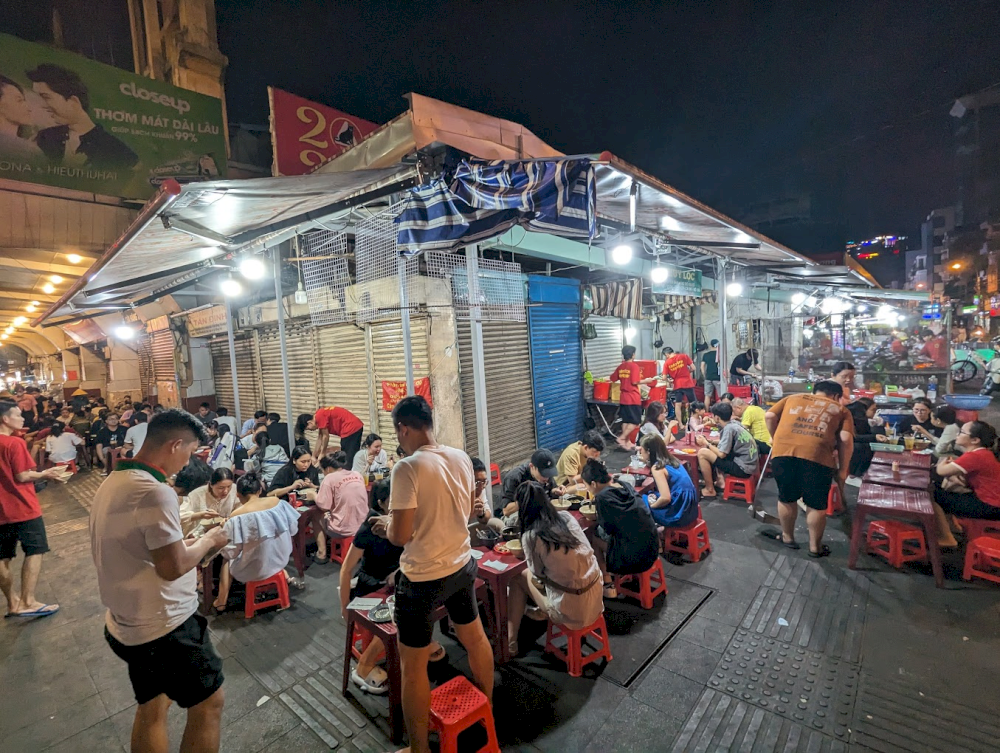 カエルのお粥 (chao ech) はこの市場の特産料理です